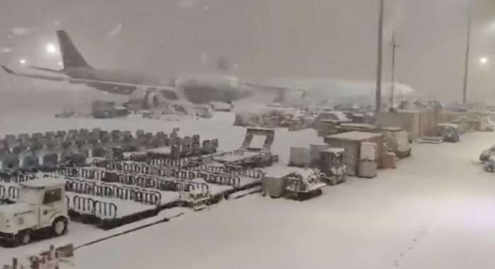 Через снігопад два українські аеропорти припинили роботу