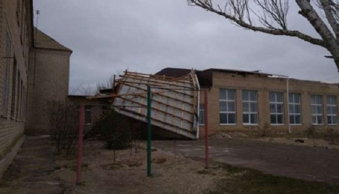 В Запорожской области сдуло крышу школы