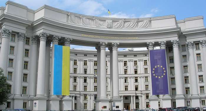 У МЗС України закликали міжнародну спільноту врятувати журналіста від російського переслідування