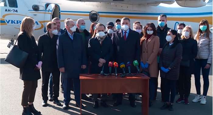 20 украинских врачей отправили помогать итальянцам