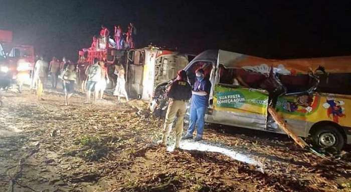 В Бразилии бревна лесовоза пробили насквозь автобус