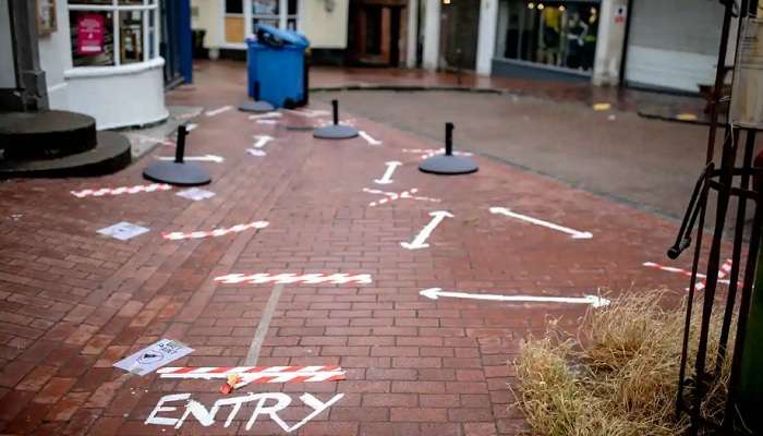 Британці почали порушувати карантинні правила, беручи приклад з привілейованих осіб