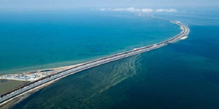 Россияне определили вес Крымского моста в Эйфелевых башнях