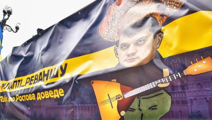 Разумкову принесли под ВРУ лапти