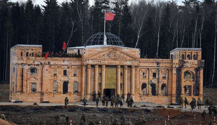 «Рейхстаг» в Подмосковье атаковала техника с украинской надписью (ВИДЕО)