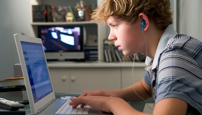 Школярів України вчитимуть визначати пропагандистський контент у Мережі