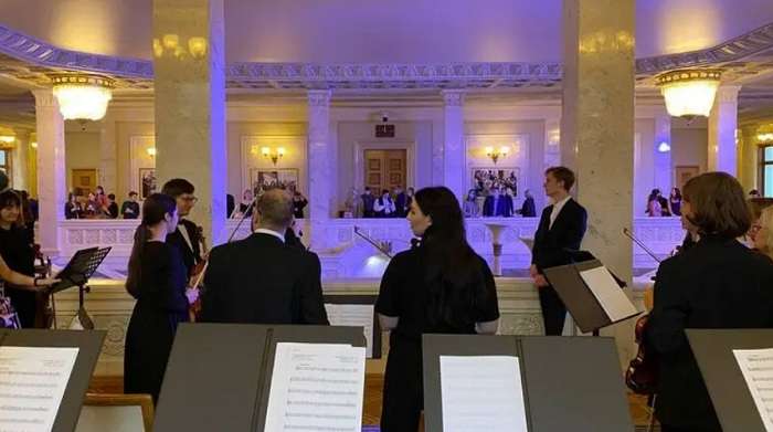 В ВРУ депутатов на новогодние каникулы провожал оркестр