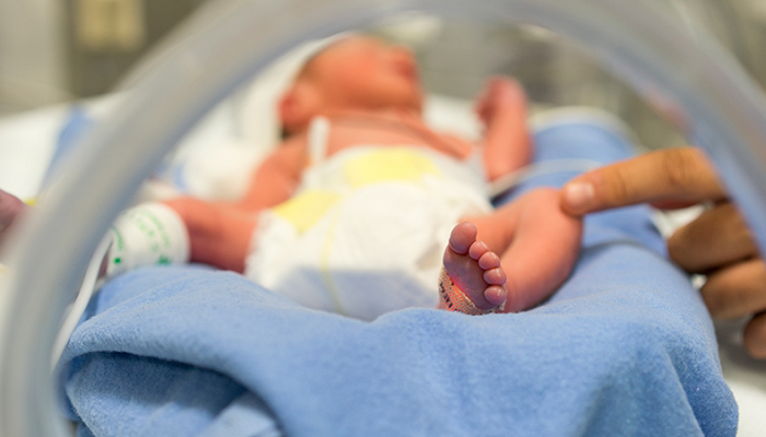 В РФ ради экономии госсредств предложили не лечить недоношенных детей