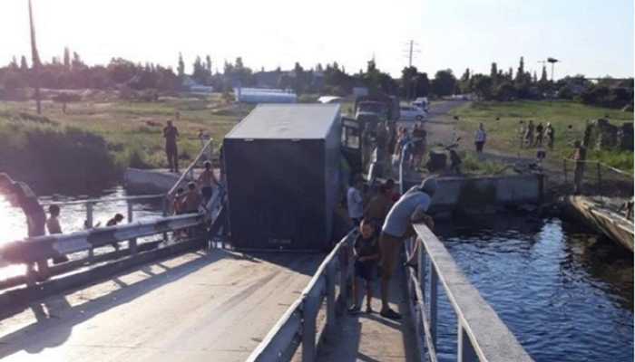 На Николаевщине фуры потопили мост