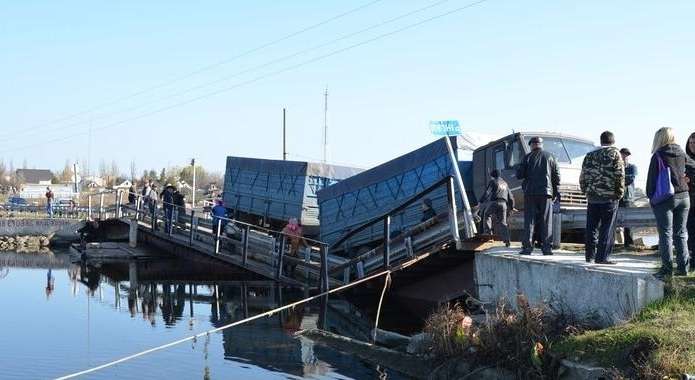 На Николаевщине речной мост частично ушел под воду (ВИДЕО)
