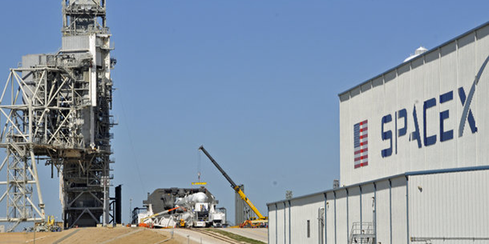 SpaceX анонсировала туристические полеты вокруг Луны