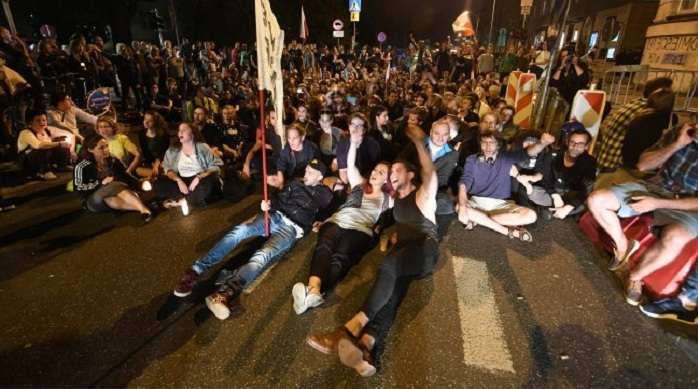 Поляки поднялись на массовый протест против реформы суда