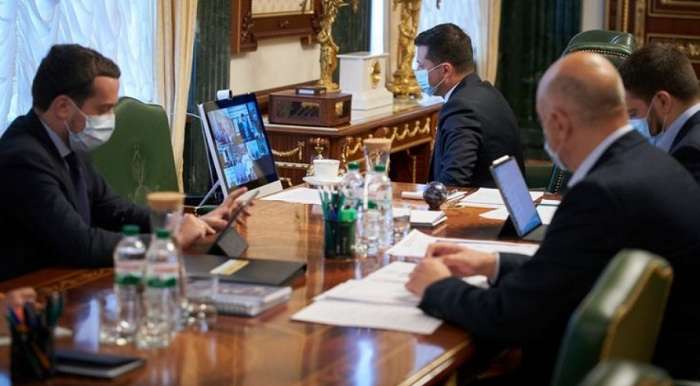 Зеленський закликав тримати Україну в карантині не довше місяця