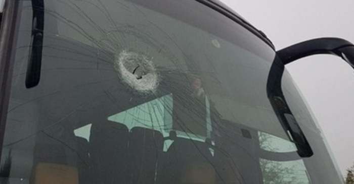 Возле Кривого Рога неизвестные забросали автобус камнями