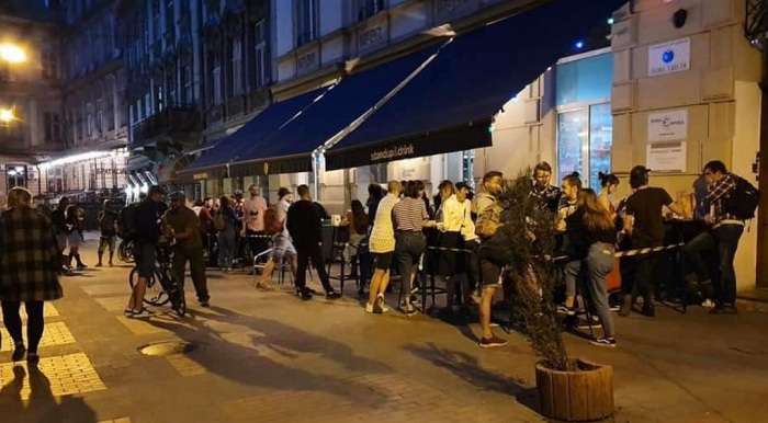 Во Львове люди массово бросились в рестораны