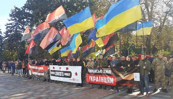 Політолог розділив мітингувальників Києва на три групи