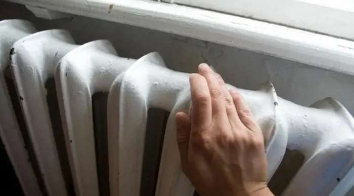 У Львові житель багатоповерхівки гріється багаттям