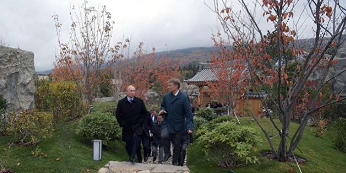 Путин покормил рыбок в ботаническом саду Крыма