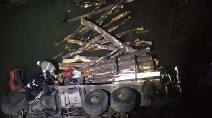 На Прикарпатті лісовоз звалився в річку