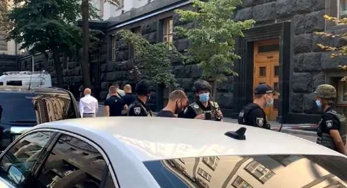 Спецназ готується до штурму Кабміну, де знаходиться атошник з гранатою