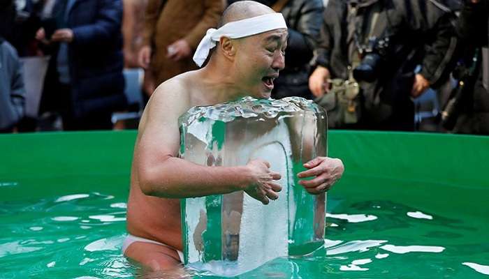 У Токіо сотні людей скупалися з кубиками льоду