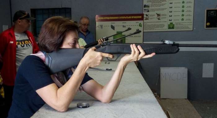 В Севастополе библиотекари демонстрировали детям умения по стрельбе