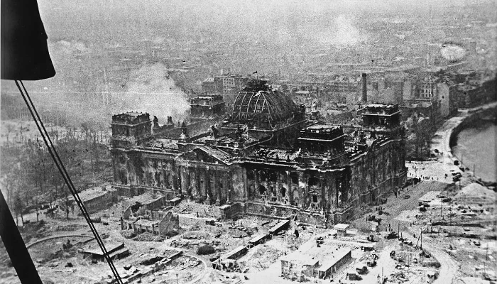 Російських дітей вчитимуть штурмувати копію «Рейхстагу» (ВІДЕО)