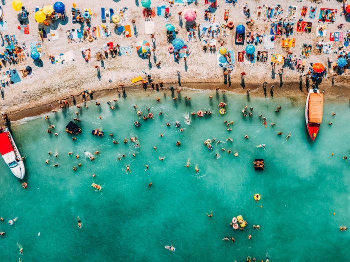 Пляжный отдых в большом городе: где найти нормальный сервис и бассейны под открытым небом