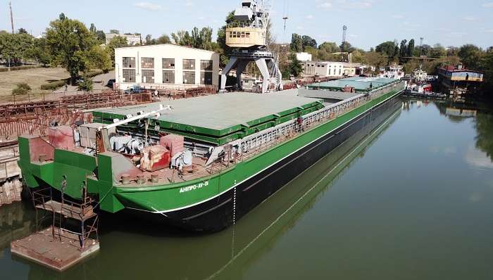 В Ізмаїлі спустили на воду найбільшу в Україні зернову баржу