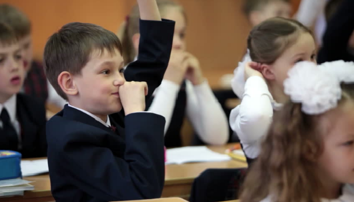 Трем российским второклассникам вручили повестки