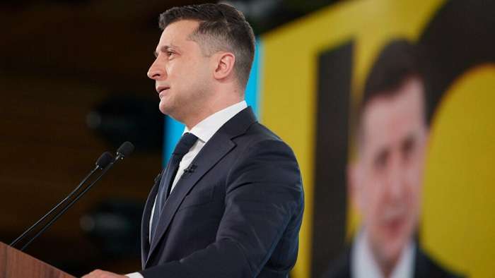 Зеленський запропонував відкривати на вокзалах кінотеатри