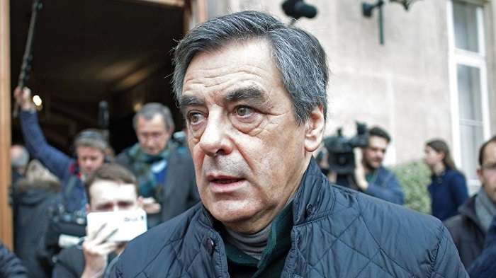 Поліція Франції провела обшуки в будинку Фійона