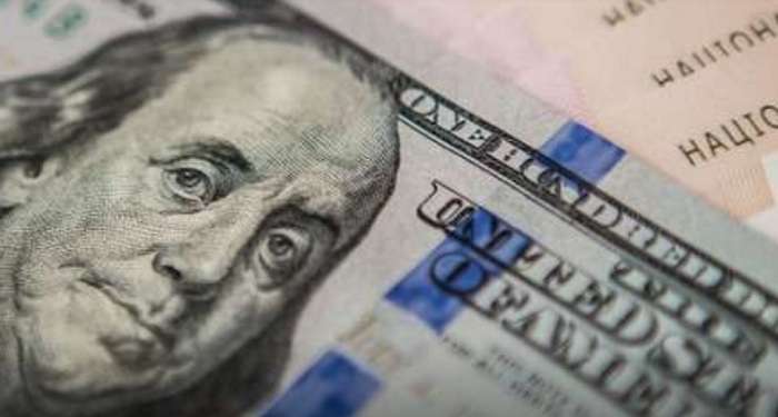 НБУ ослабил гривню к доллару