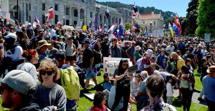 Свідомі люди: У Новій Зеландії тисячі противників вакцинації від Covid-19 вийшли на вулиці