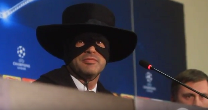 Тренер донецкого «Шахтера» переоделся в Зорро (ВИДЕО)