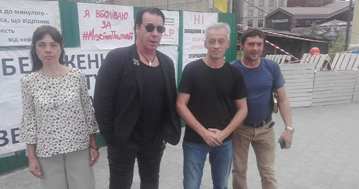 Фронтмен Rammstein прибыл на акцию протеста в Киеве