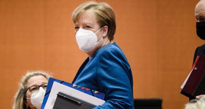 Меркель готова дати добро виробництву російської вакцини від коронавірусу «Супутник V»