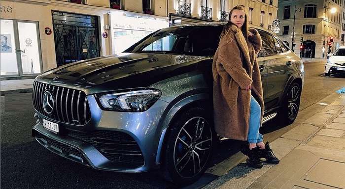 Ван Дамм подарил любимой из Украины гигантский мерседес