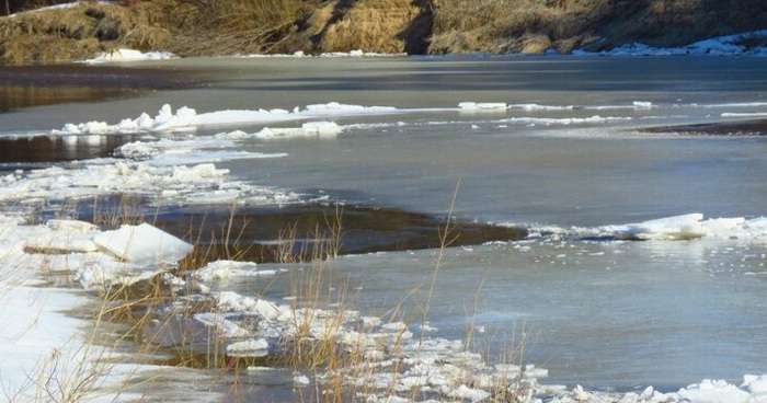 На Черкащині під лід провалилися двоє дорослих та дитина