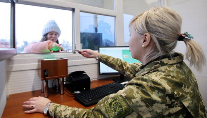 В ЕС с украинцев возьмут дополнительную плату за безвиз