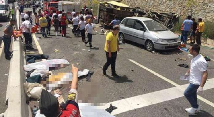 Турецкий автобус с туристами перевернулся на горной трассе (ВИДЕО)