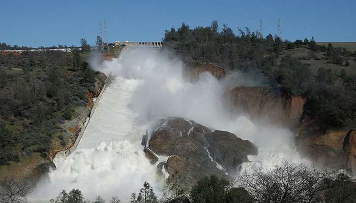 Жителі Каліфорнії отримали дозвіл на повернення додому після прориву греблі