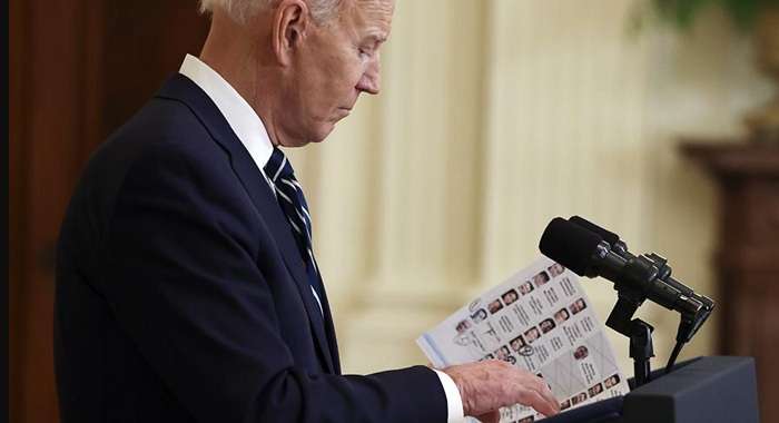 Журналісти показали шпаргалку Байдена