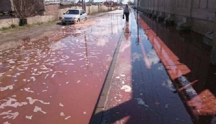 В РФ из-за аварии на складе РерѕiСо улицами потекли реки сока (ВИДЕО)