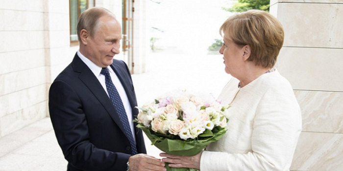 В Госдуме призвали не искать скрытый намек в букете Путина для Меркель
