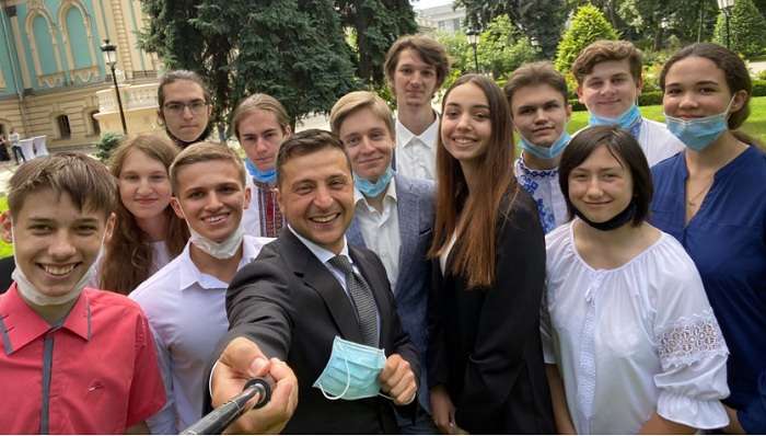 Зеленський зробив селфі з відмінниками ЗНО