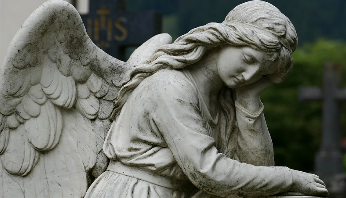 Українцям порадили морально готуватися до захоронення померлого за «правилами Лозового»