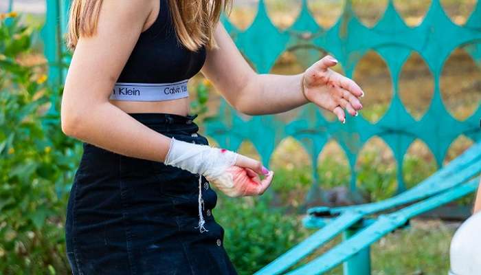 В Днепре девушка сорвалась с высоты во время карабканья в общежитие по веревке