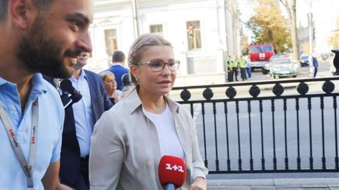 Пора для изменений: Тимошенко пришла на работу с новой прической