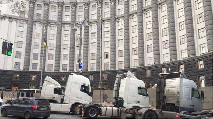 Под Кабмин пригнали десятки грузовиков